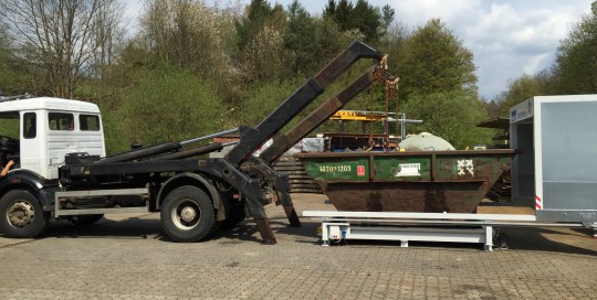 Containerstellplatz beim wechsel des Containers mit geöffnetem Dach