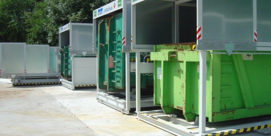 mehrere Containerstellplatz Systeme für Abroller mit Dach geschlossen Ansicht von der Seite