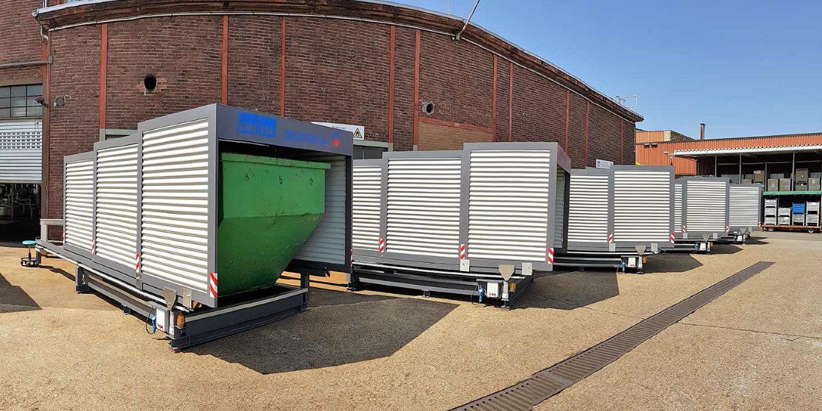Containerstellplatz zur Lagerung von mehreren Containern mit Späne in Reihenaufstellung