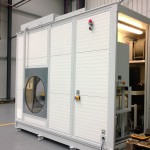 Blick in den Technikraum des mobilen Waschplatz mit Wasseraufbereitung Ölabscheider, Hochdruckreiniger, Absaugung und Schaltschrank