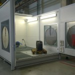 mobiler Waschplatz zur Reinigung von Maschinenteilen auf Drehteller im Hallenbereich mit offenem Dach zur Beladung per Kran