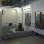 mobiler Waschplatz zur Reinigung von Maschinenteilen auf Drehteller im Hallenbereich