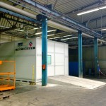 Frontansicht auf mobilen Waschplatz mit Betonrampe als Auffahrrampe