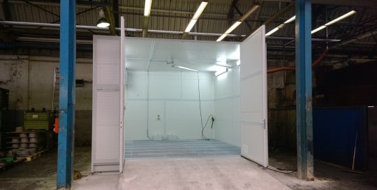 Frontansicht mobiler Waschplatz zur Reinigung von Gabelstapler mit Auffahrrampe