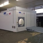 Frontansicht mobiler Waschplatz in Halle mit verfahrbarem Dach und Auffahrrampe und Rotationsfenster für den Hochdruckreiniger