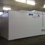 Rückansicht mobiler Waschplatz in Halle mit geschlossenem verfahrbarem Dach zur Beladung per Kran