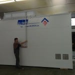 Seitenansicht mobiler Waschplatz in Halle mit verfahrbarem Dach zur Beladung per Kran
