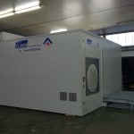 Seitenansicht mobiler Waschplatz in Halle mit verfahrbarem Dach zur Beladung per Kran