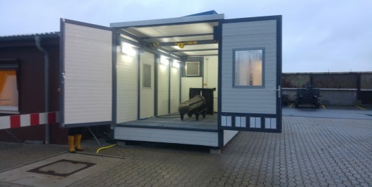 Frontansicht mobiler Waschplatz im freien Außenbereich mit geöffneten Toren