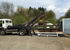 Containerstellplatz beim wechsel des Containers mit geöffnetem Dach