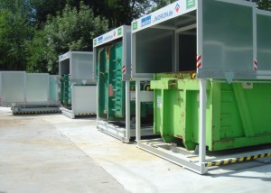 mehrere Containerstellplatz Systeme für Abroller mit Dach geschlossen Ansicht von der Seite