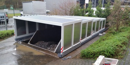 Container in Grube mit geschlossener Grubenabdeckung