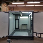 Waschplatz HD-Reiniger Industrie mit geöffneten Türen, Kranbahn und Drehteller